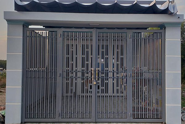 Báo giá sơn cửa sắt cũ ở tại Hà Nội chi tiết, giới thiệu các loại sơn cửa sắt phổ biến và hướng dẫn cách làm sạch lớp sơn cũ trên cứa sắt.