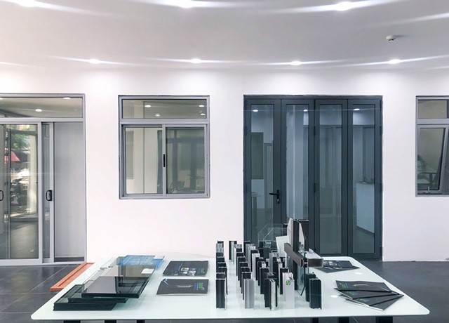 Giá cửa sắt 4 cánh có kính cường lực Hà Nội
