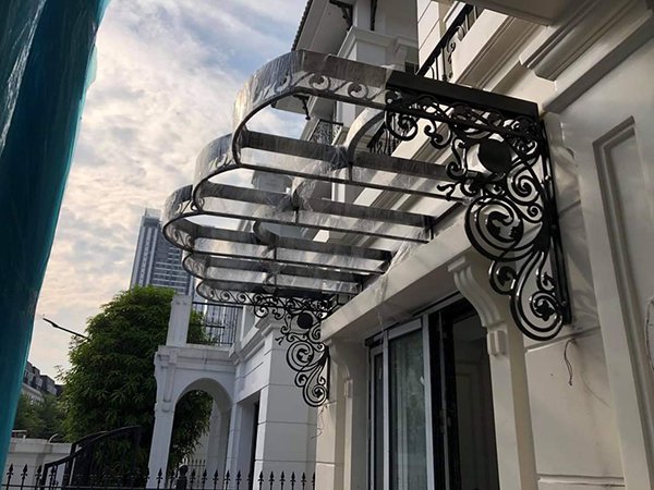 Làm mái hiên trước nhà đẹp tại Hà Nội 
