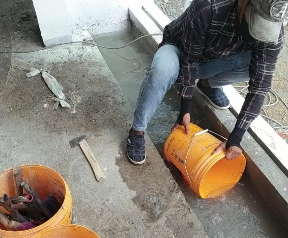 thợ đang thi công