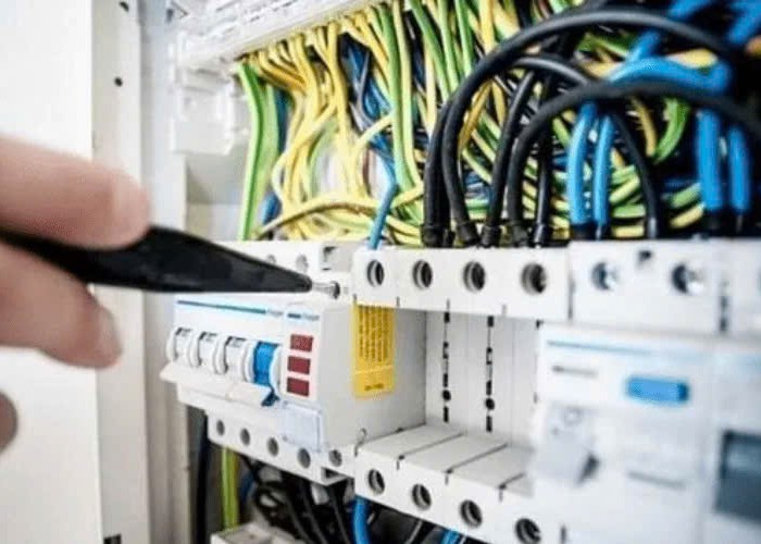 Thợ sửa bị nhảy aptomat điện, aptomat tổng nhanh chóng