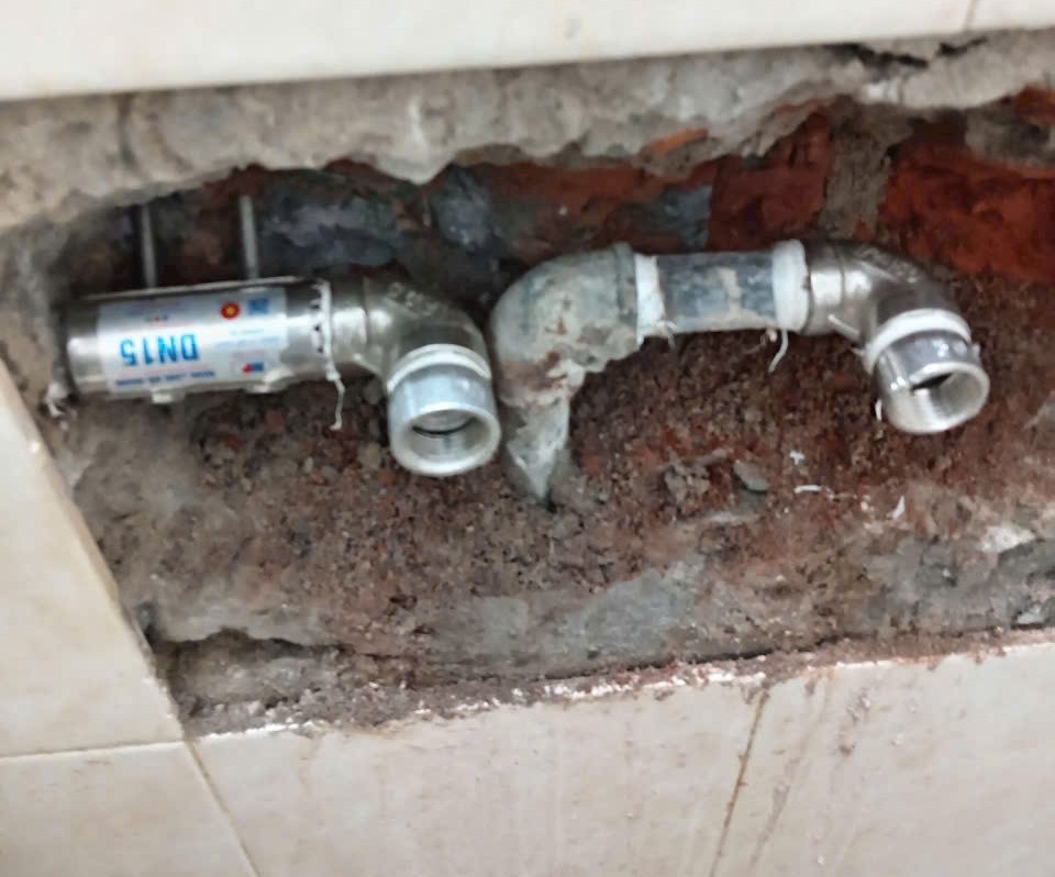 Thợ sửa ống nước bị rò rỉ tại Hà Nội