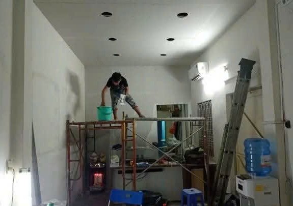 thợ đang thi công