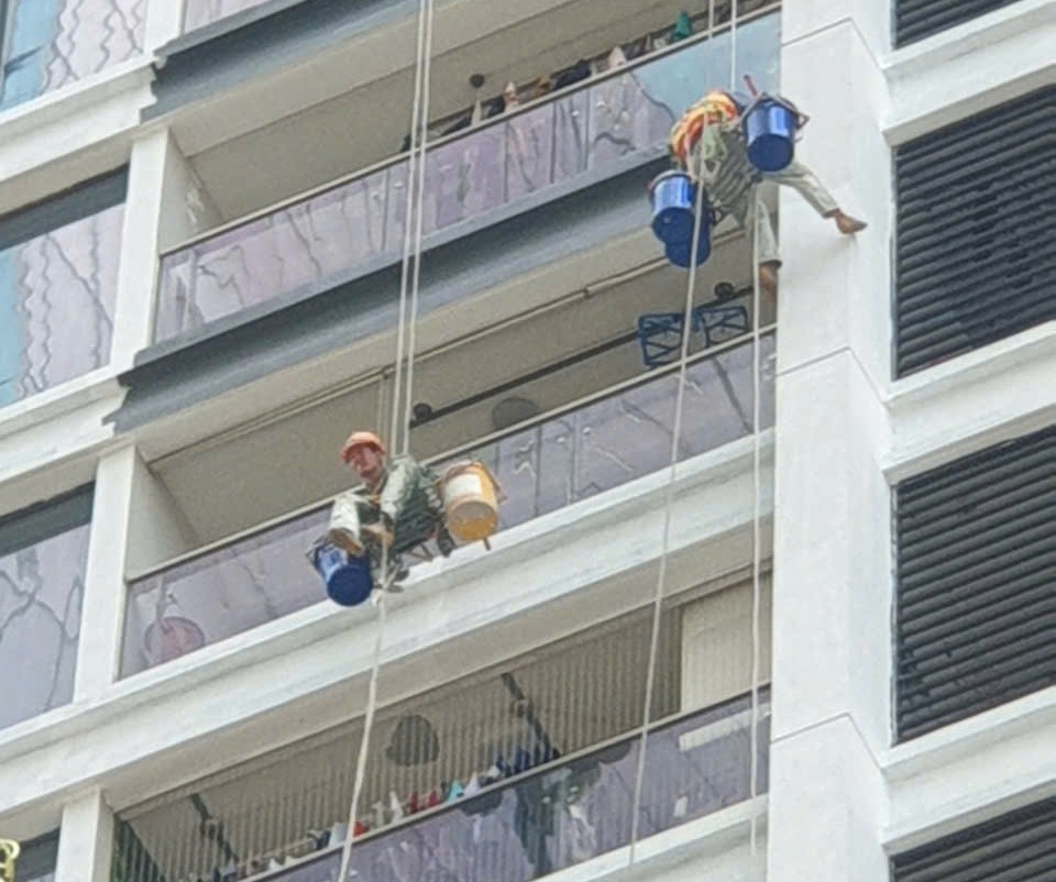 thợ đang thi công